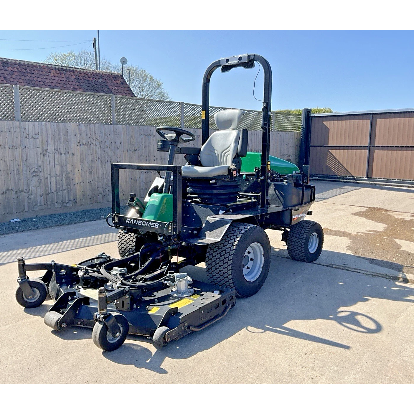 2018 RANSOMES HR300 OUTFRONT ROTARY DIESEL RIDE ON LAWN MOWER | 2058 HOURS